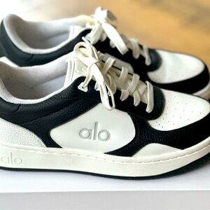 Alo recovery mode sneaker.